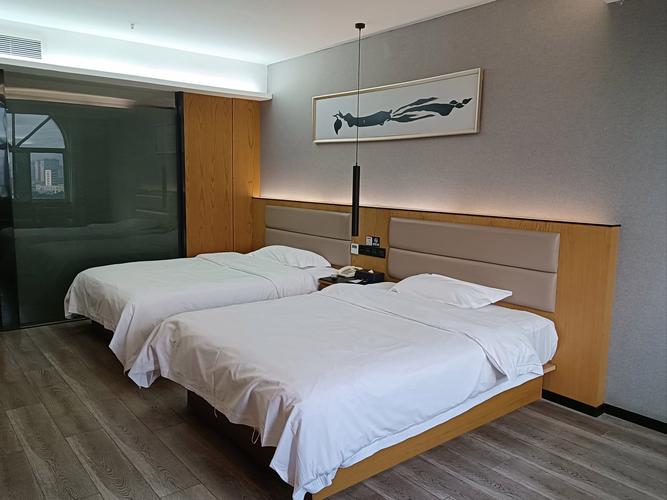 酒店双人间可以住三个人吗