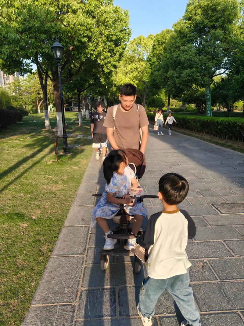 五一期间小明全家自驾游