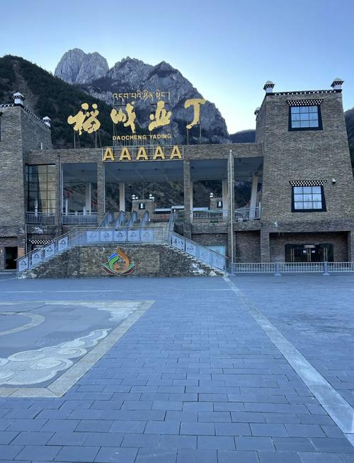 亚丁村有自驾游营地吗