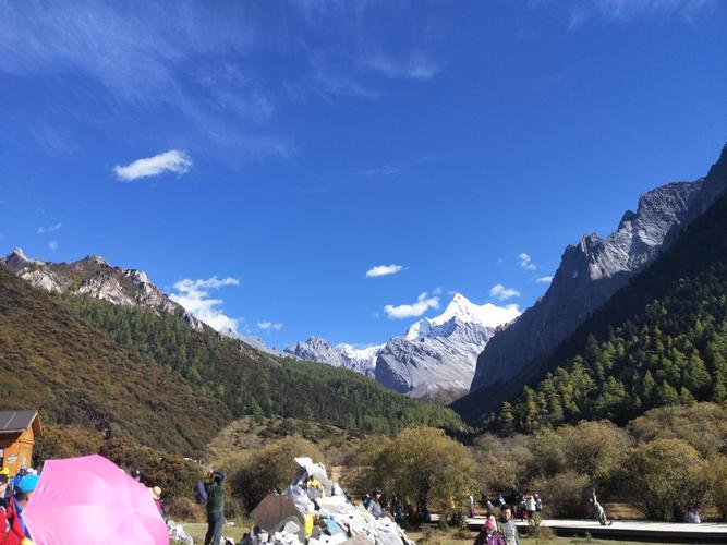 亚丁村有自驾游营地吗