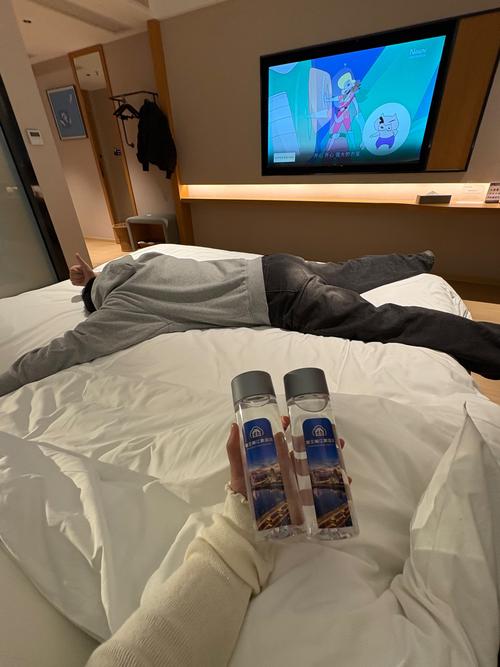 住酒店只登记一个人